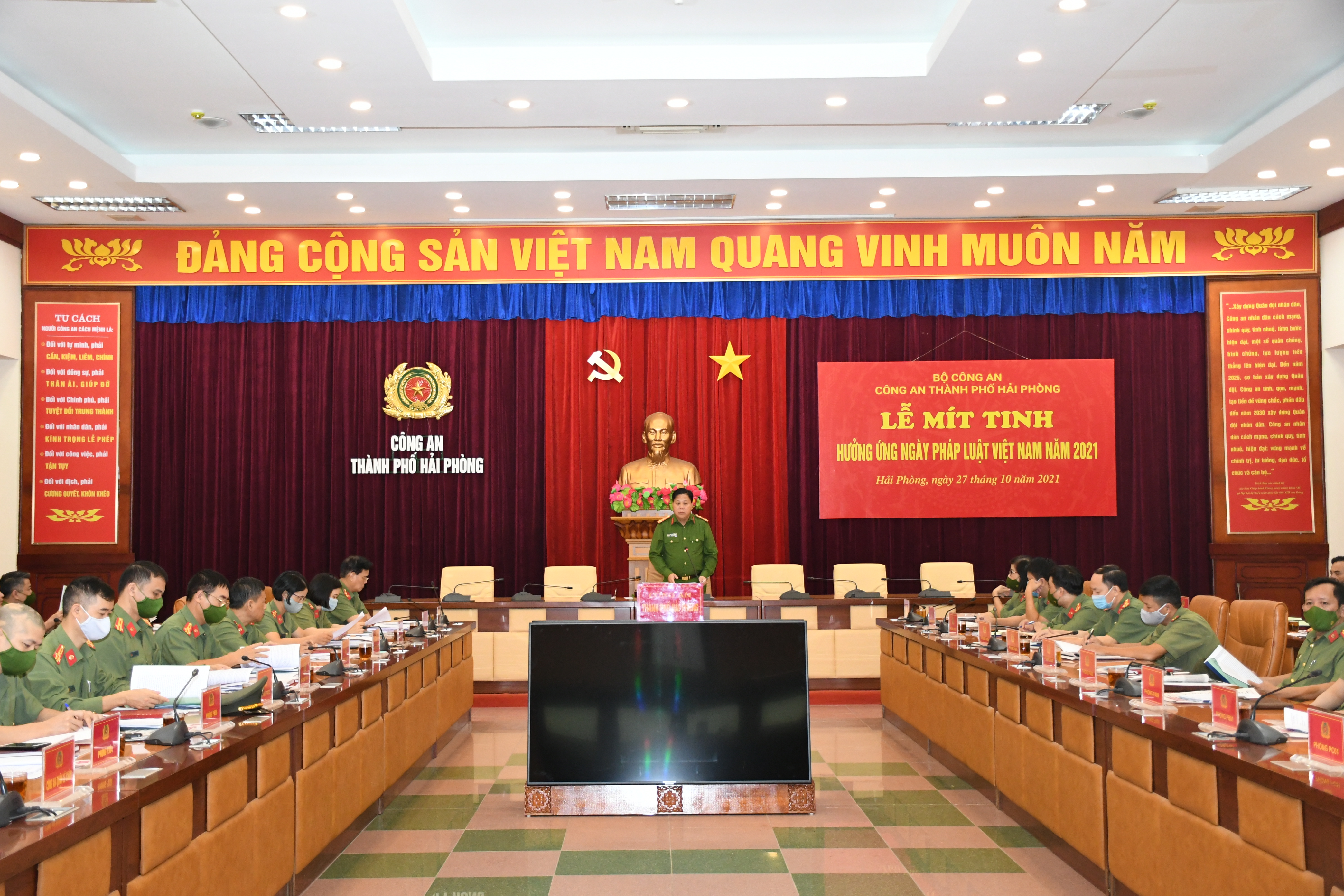 Kỷ niệm Ngày pháp luật Việt Nam (9-11)